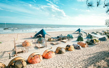 Cắm trại bên bờ biển