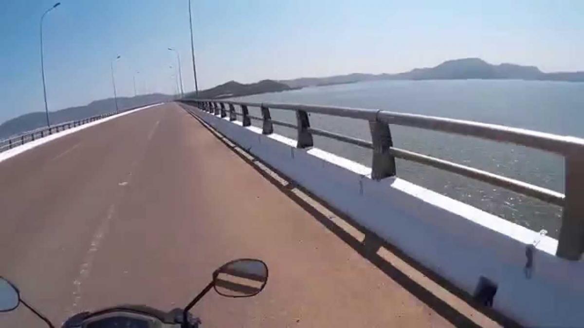 Chạy xe máy qua cầu Thị Nại